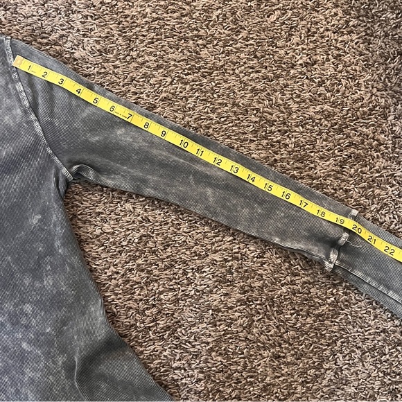 Peyton Jensen 
Women’s 
Medium 
Grey
Long Sleeve 
Henley 
Shirt - Picture 6 of 8